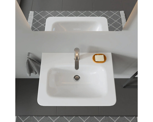 Pohľad zhora na umývadlo s batériou, mydlom a uterákom