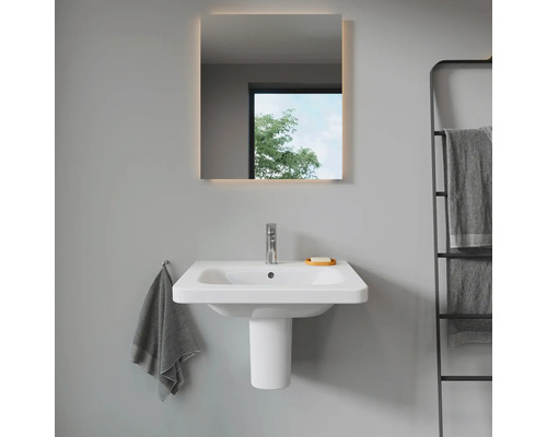 Kúpeľňa s umývadlom, osvetleným zrkadlom a držiakom na uteráky