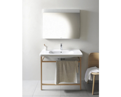 Kúpeľňa s umývadlom, zrkadlom a dreveným rámom