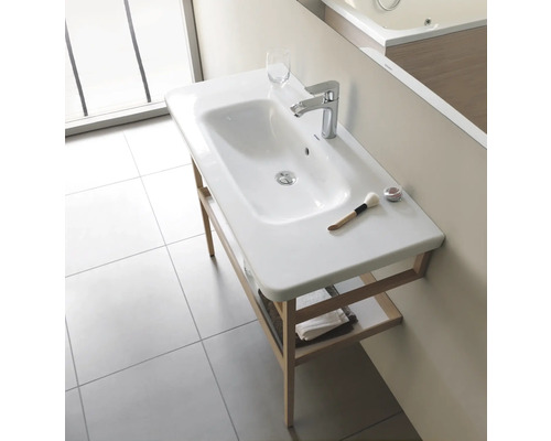 Umývadlo s úložným priestorom a uterákmi v kúpeľni