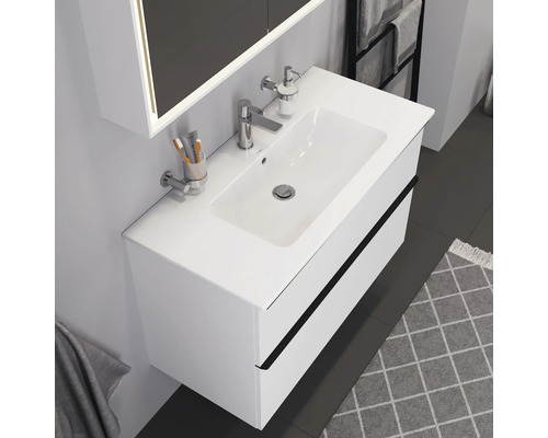 Moderná kúpeľňa s bielou skrinkou pod umývadlo a umývadlom na dosku.