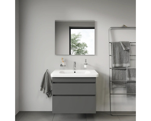 Kúpeľňa s umývadlovou skrinkou, zrkadlom a držiakom na uteráky