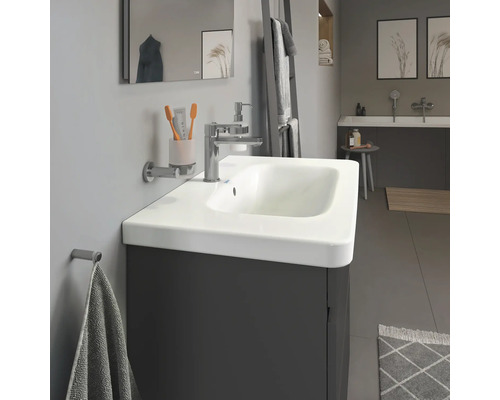 Moderná kúpeľňa s umývadlom, zrkadlom a držiakom na uteráky