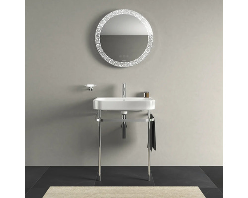 Moderná kúpeľňa s umývadlom, chrómovou skrinkou pod umývadlo a osvetleným zrkadlom