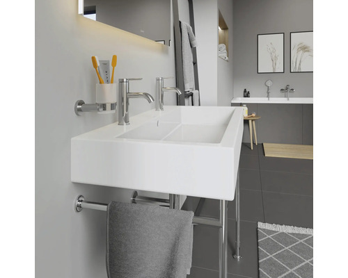 Moderná kúpeľňa s bielym dvojitým umývadlom, držiakom na uteráky a vodovodnými batériami