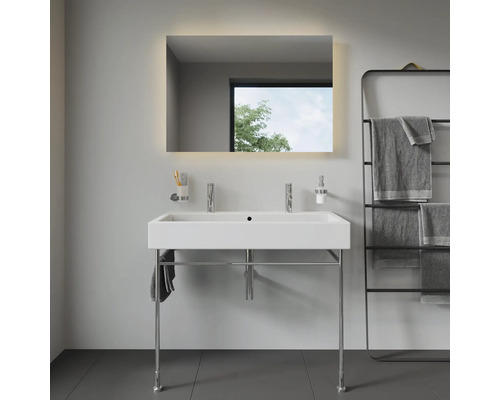 Moderná kúpeľňa s umývadlom, zrkadlom s osvetlením a držiakom na uteráky