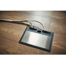 Kovový nožný spínač s káblom na drevenej podlahe