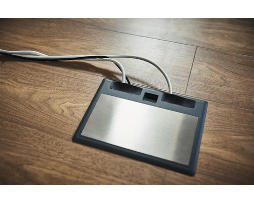 Kovový nožný spínač s káblom na drevenej podlahe