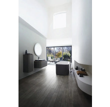 Svetlá kúpeľňa s umývadlom, zrkadlom, vaňou a drevenou podlahou pre moderné zariadenie