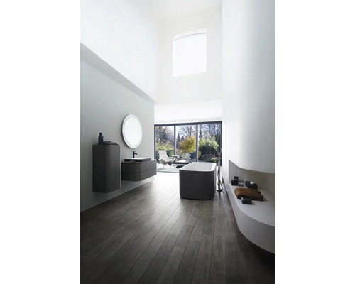 Svetlá kúpeľňa s umývadlom, zrkadlom, vaňou a drevenou podlahou pre moderné zariadenie