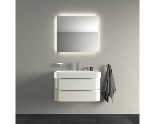 Kúpeľňa s umývadlovou skrinkou, umývadlom, zrkadlom s osvetlením a držiakom na uteráky