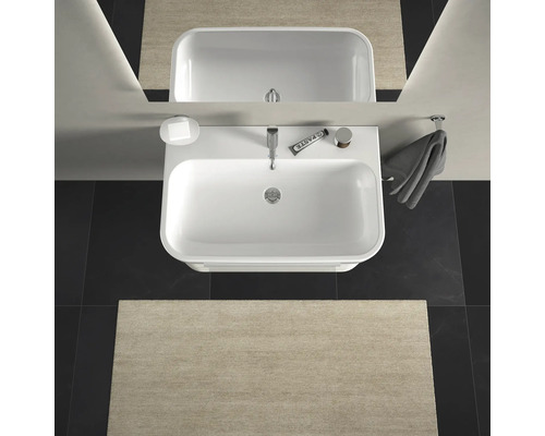 Pohľad zhora na kúpeľňu s umývadlom, zrkadlom a kúpeľňovým kobercom