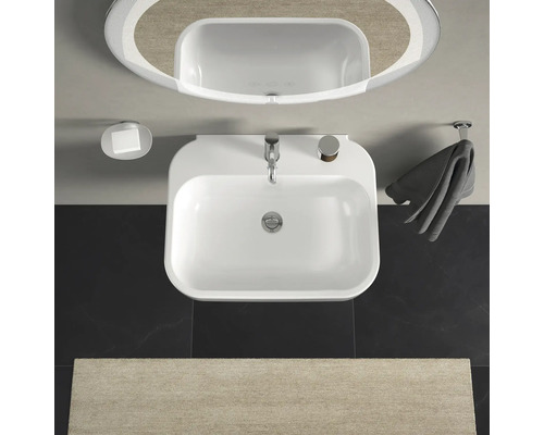 Pohľad zhora na kúpeľňu s umývadlom, zrkadlom, mydelničkou a držiakom na uteráky