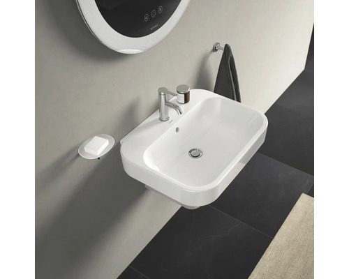 Svetlá kúpeľňa s umývadlom, dávkovačom mydla, zrkadlom a držiakom na uteráky.