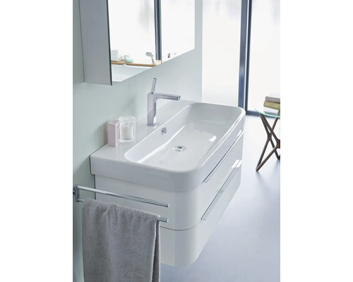 Moderné kúpeľňové umývadlo s batériou, držiakom na uteráky a zrkadlom pre štýlové prostredie.