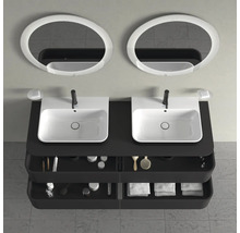 Dvojité umývadlo s dvoma umývadlami, batériami, mydelničkami, dvoma okrúhlymi zrkadlami a úložnými priehradkami na kúpeľňové potreby.