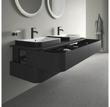 Moderná kúpeľňa s dvojitým umývadlom, čiernou skrinkou a okrúhlymi zrkadlami