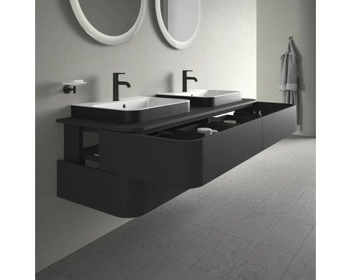 Moderná kúpeľňa s dvojitým umývadlom, čiernou skrinkou a okrúhlymi zrkadlami