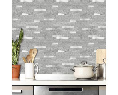 Kuchynská scéna so sivým tehlovým vzhľadom a kuchynským náčiním