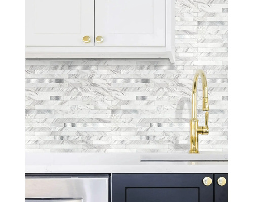 Kuchynská scéna s mozaikovou obkladovou stenou, umývadlom a kuchynskými skrinkami