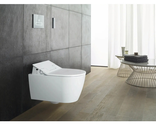 Závesné sprchovacie WC s ovládacím panelom v kúpeľni