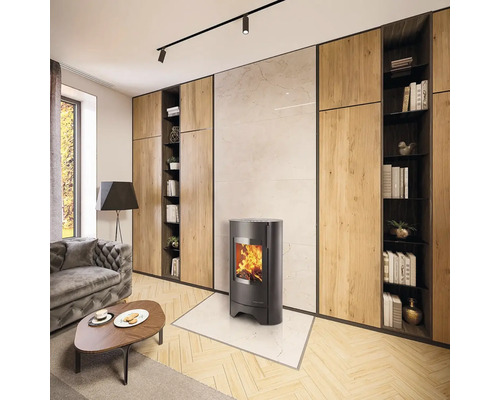 Obývacia izba s krbovými kachľami, sedačkou a policami