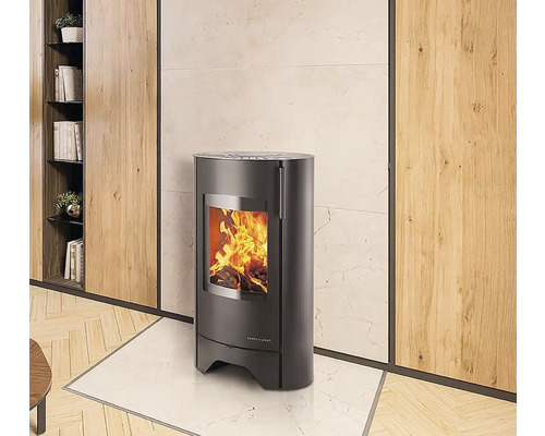 Krbové kachle v obývacej izbe s dreveným obkladom