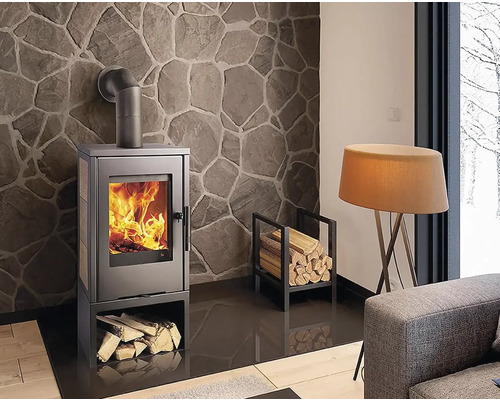 Obývacia izba s kachľami, drevom a kamennou stenou