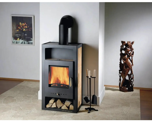 Krbové kachle s drevom a krbovým náradím v obývacej izbe.