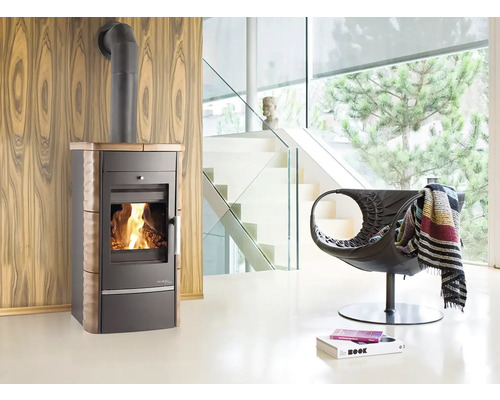 Obývacia izba s kachľami, kreslom a schodiskom