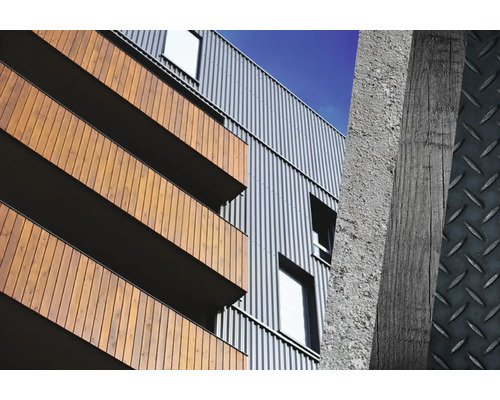 Budova s drevenou a kovovou fasádou a betónovou a kovovou konštrukciou