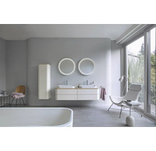 Svetlá kúpeľňa s dvojitým umývadlom, zrkadlovými skrinkami a vaňou