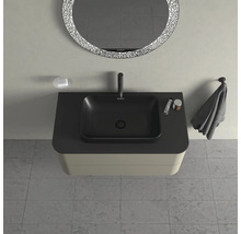 Kúpeľňa s umývadlom, vodovodnou batériou, zrkadlom a úložným priestorom na kúpeľňové doplnky