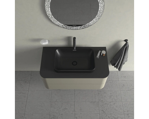 Kúpeľňa s umývadlom, vodovodnou batériou, zrkadlom a úložným priestorom na kúpeľňové doplnky