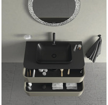 Pohľad zhora na kúpeľňu s umývadlom, zrkadlom a umývadlovou skrinkou