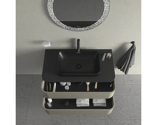 Pohľad zhora na kúpeľňu s umývadlom, zrkadlom a umývadlovou skrinkou