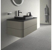 Moderná kúpeľňa s umývadlovou skrinkou, umývadlom na dosku a zrkadlom