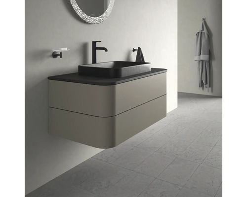 Moderná kúpeľňa s umývadlovou skrinkou, umývadlom na dosku a zrkadlom