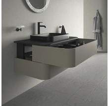 Kúpeľňová umývadlová skrinka s otvoreným výsuvom, čierne umývadlo, armatúra a okrúhle zrkadlo