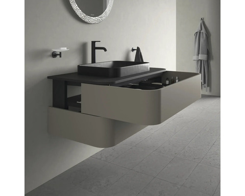 Kúpeľňová umývadlová skrinka s otvoreným výsuvom, čierne umývadlo, armatúra a okrúhle zrkadlo