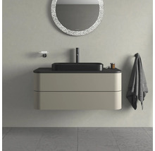 Moderná kúpeľňa s umývadlovou skrinkou, umývadlom na dosku, zrkadlom a uterákom