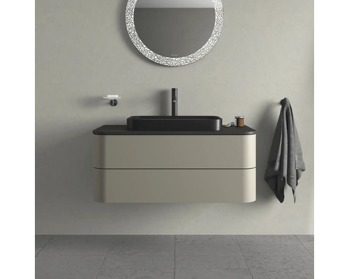 Moderná kúpeľňa s umývadlovou skrinkou, umývadlom na dosku, zrkadlom a uterákom