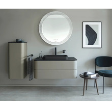 Kúpeľňa s umývadlom, zrkadlovou skrinkou a okrúhlym zrkadlom