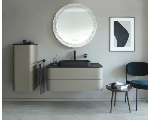 Kúpeľňa s umývadlom, zrkadlovou skrinkou a okrúhlym zrkadlom