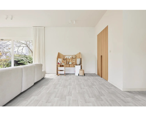 Svetlá obývacia izba s dizajnovou podlahou s dreveným vzhľadom, pohovkou a hračkami.