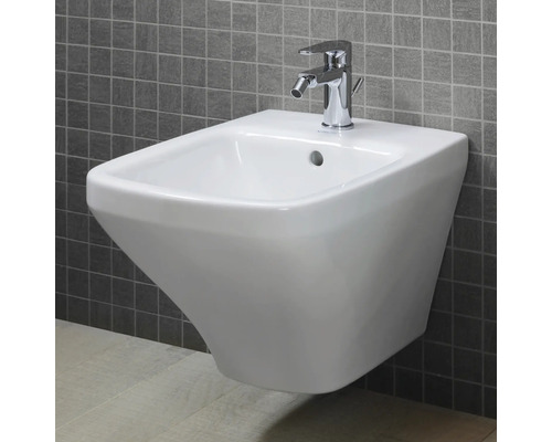Závesný bidet s chrómovou armatúrou