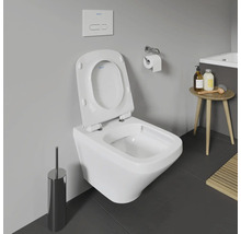 Závesné WC s hlbokým splachovaním a otvoreným splachovacím kruhom v kúpeľni