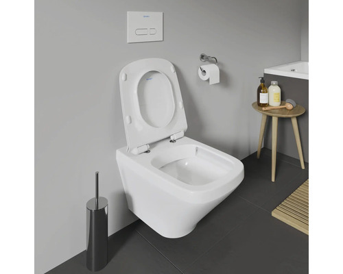 Závesné WC s hlbokým splachovaním a otvoreným splachovacím kruhom v kúpeľni