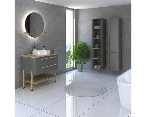 Moderná kúpeľňa s umývadlom, zrkadlom, regálmi a vaňou