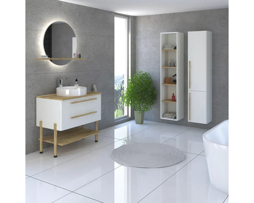 Kúpeľňa s umývadlom, zrkadlom, kúpeľňovými skrinkami a izbovou rastlinou